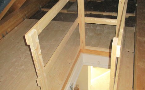 Eine ausziehbare Bodentreppe ermöglicht einen sicheren Zugang zum Dachboden.