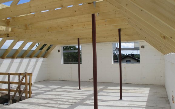 Das Holztragwerk des Dachstuhles liegt auf den DuoTherm-Außenwänden.