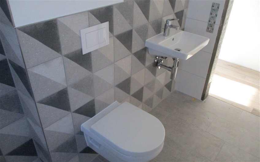 Im Gäste-WC wurden das moderne WC und Waschbecken montiert.