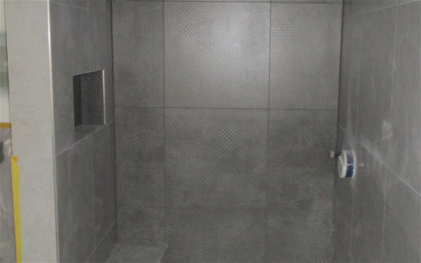 Im Duschbereich sorgt eine integrierte Sitzbank für ein besonderes Wellnesserlebnis.