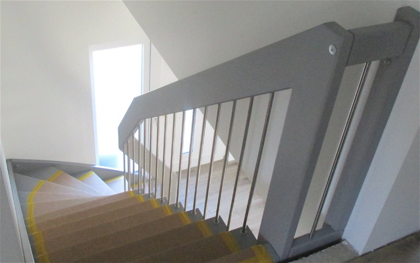 Mit dem Einbau der Treppenstufen und dem schicken Holzgeländer ist eine sichere Verbindung zwischen beiden Etagen entstanden. 