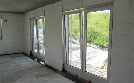 Durch bodentiefe Fenster entstehen lichtdurchflutete Räume.