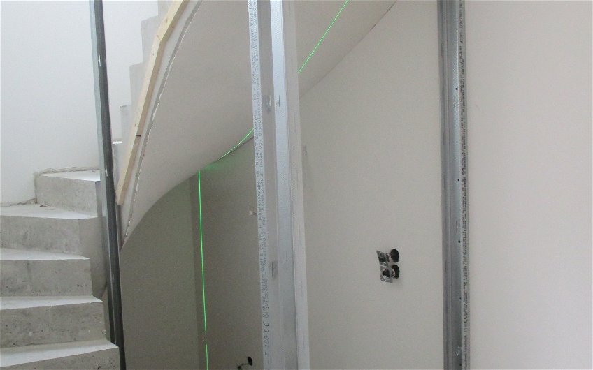 Praktisch wird der Stauraum unter der Treppe mit Metallständerwände gebaut.