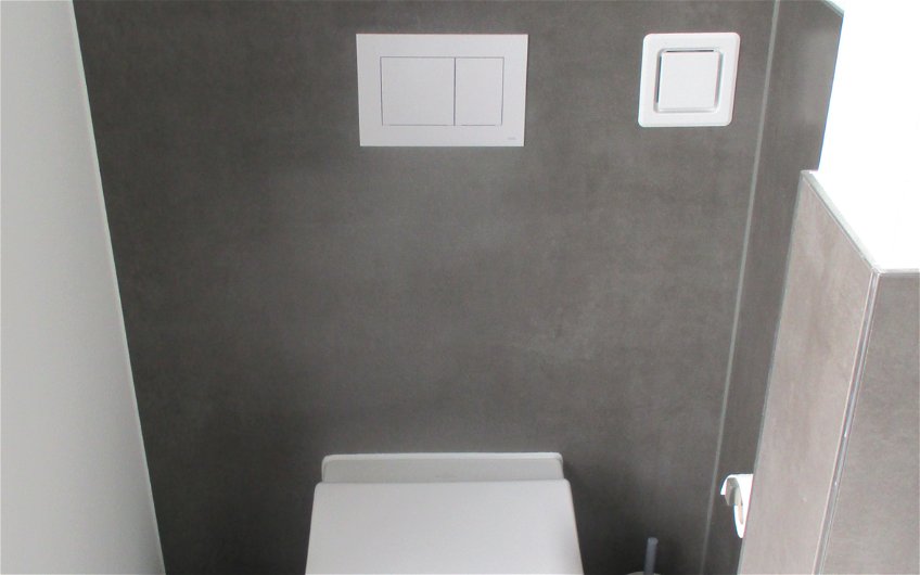Die Abmauerung über der Toilette wird für dekorative Zwecke genutzt.