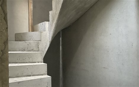 Mit dem Aufbau des Kellers wurde auch die Treppe integriert.