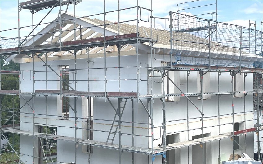 Die DuoTherm-Elemente wurden mit Beton verfüllt und der Dachstuhl errichtet.