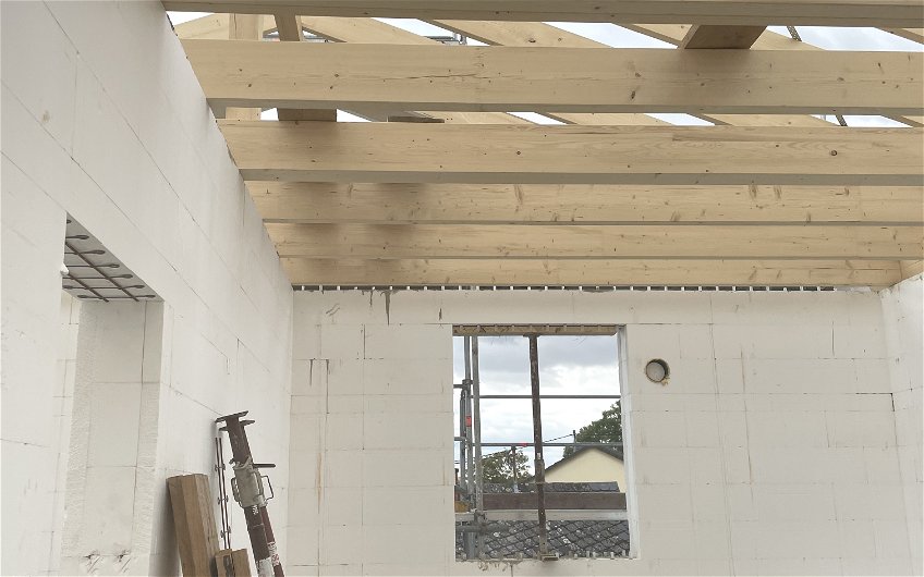 Die Holzkonstruktion des Dachstuhles liegt auf den DuoTherm-Außenwänden auf.