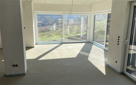 Die moderne Übereckverglasung versorgt den Raum zukünftig mit natürlichem Tageslicht.