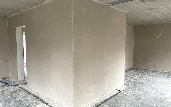 Am DuoTherm-Mauerwerk wurde der Innenputz aufgetragen.