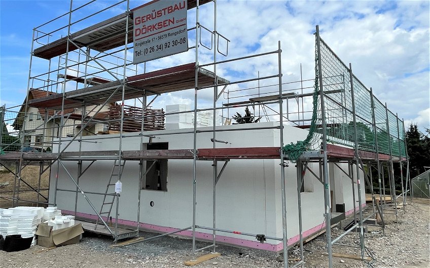 Für Zimmermann- und Dachdeckerarbeiten wird ein Sicherheitsgerüst aufgebaut.
