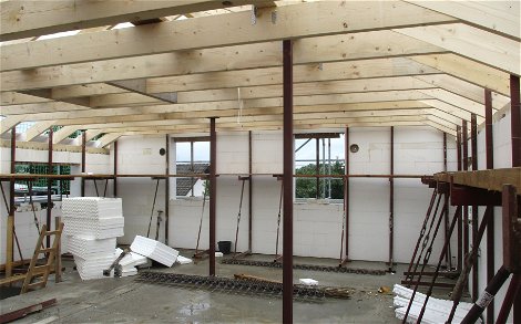 Stützen stabilisieren vorübergehend den Dachstuhl.