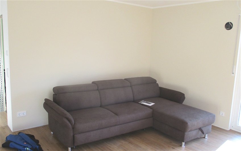 Die Couch passt hervorragend in den neuen Wohnbereich.