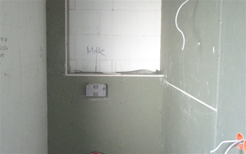 Die Wände im Gäste-WC wurden mit Gipskartonplatten beplankt.
