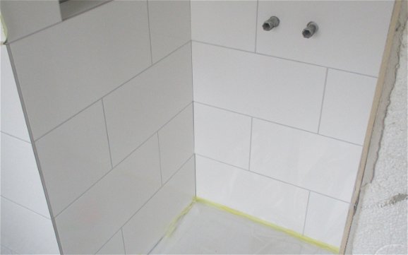 Die Nische in der Dusche ist das perfekte Designelement.