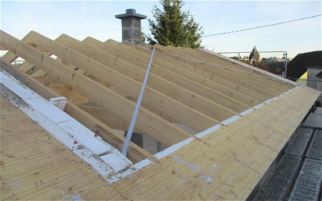 Die Holzkonstruktion des Dachstuhles liegt auf den DuoTherm-Außenwänden auf.