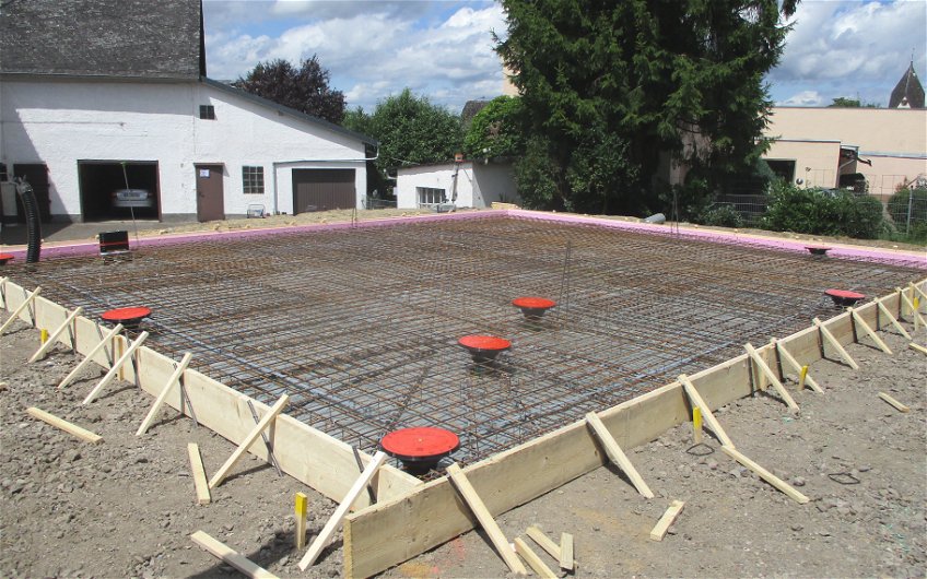 Die Schalung begrenzt die Bodenplatte während des Betonierens auf dessen Größe und verhindert ein Auslaufen des Betons.
