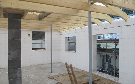 Der Schornstein integriert sich mit der Holzkonstruktion des Dachstuhles.