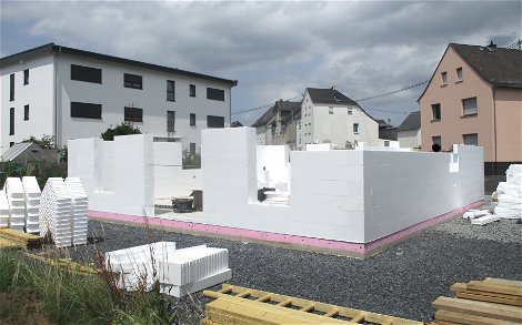 Die ersten Reihen des DuoTherm-Mauerwerkes wurden errichtet.