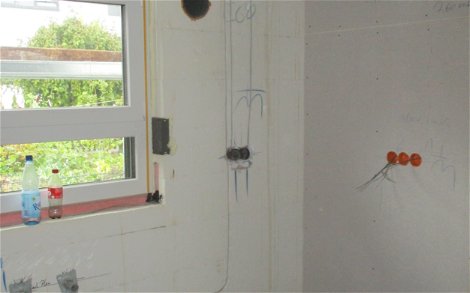Gemäß der Baudurchsprache mit dem Elektriker wurden im Haus elektrische Leitungen verlegt und Steckdosen positioniert.