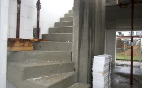 Die robuste Betontreppe ist sofort begehbar und es muss während der Bauphase keine Rohbautreppe eingebaut werden. 