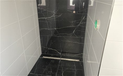 Im Duschbereich ist ein moderner Fliesenkontrast entstanden.