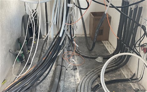 Im Zuge der Rohinstallationen wurden Rohre und Leitungen auf zwei Etagen verlegt.