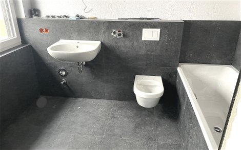 Waschbecken und Toilette konnten bereits montiert werden.