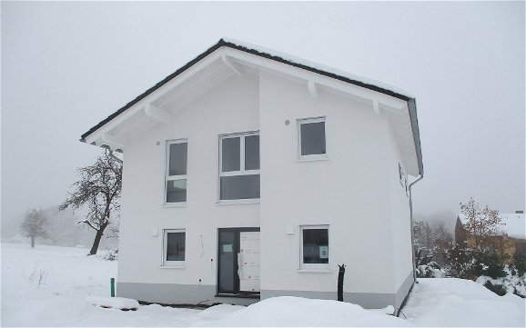 Der erste Schneefall auf das neue Eigenheim in Hahn am See.
