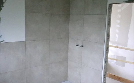 Neben der leichteren Begehbarkeit der Dusche wirkt eine flache Duschtasse modern und zeitlos.
