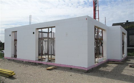 Nach dem Aufbau des Erdgeschosses, können die DuoTherm-Elemente mit Beton verfüllt werden.