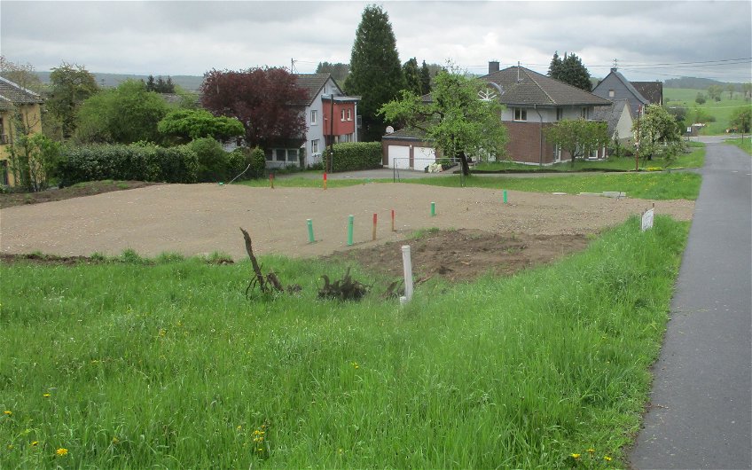 Nach Ende der Erdarbeiten ist eine ebene Fläche auf dem Grundstück entstanden.