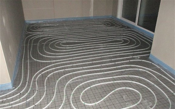 Die neue Fußbodenheizung sorgt für eine ideale Temperaturverteilung im ganzen Raum, ist energiesparend und umweltfreundlich.