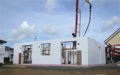 Mit Hilfe der Betonpumpe können die DuoTherm-Wände mit Beton verfüllt werden.