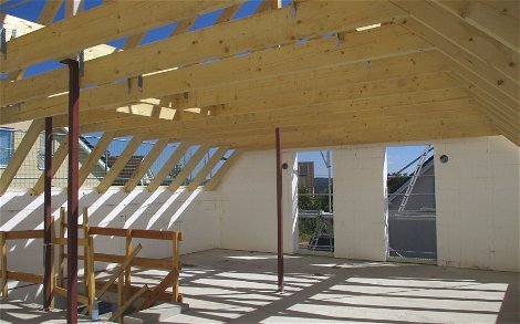 Nachdem der Dachstuhl errichtet wurde, konnten die Giebelwände betoniert werden.
