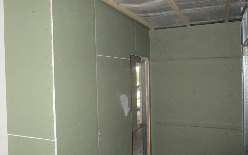 Die Beplankung erhöht die Belastbarkeit der Wände und den Schallschutz im Trockenausbau.