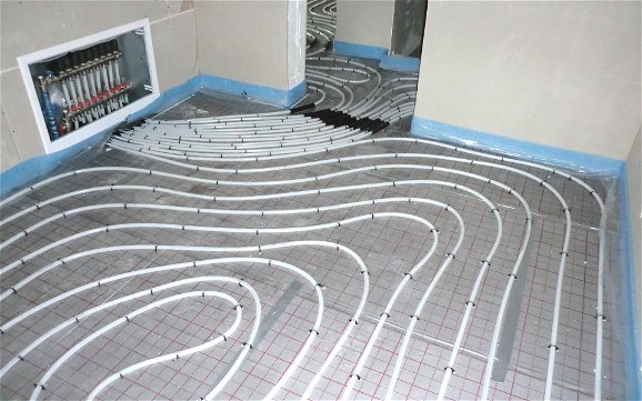 Die Heizkreise (Rohrleitungsschleifen) der Fußbodenheizung wurden jeweils mit einem Vorlauf und Rücklauf an den Heizkreisverteiler mittels Klemmverschraubungen angeschlossen.