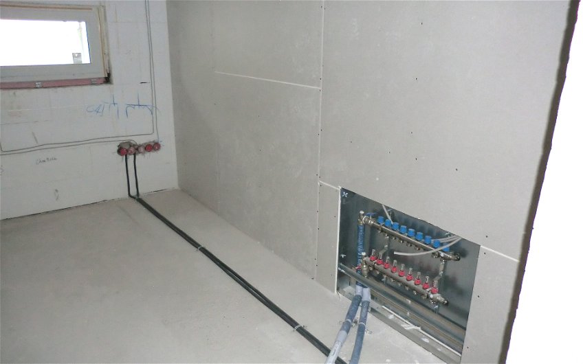 Der Heizkreisverteiler ist ein Bauteil der Fußbodenheizung und wird zur Wärmeverteilung benötigt.