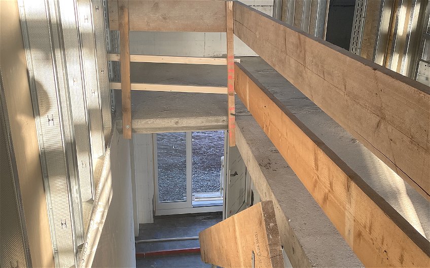 Mit dem Stellen der Leichtbauwände entsteht eine räumliche Trennung des Treppenaufganges.