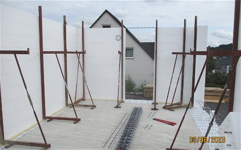 Während des Betonierens stabilisieren Stützen die DuoTherm-Wände.