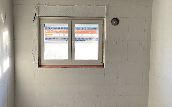 Maßgefertigte Fenster und Türen versorgen das Haus zukünftig mit natürlichem Tageslicht.