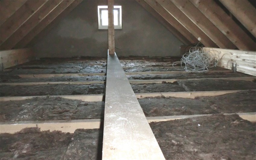 Zusätzlichen Stauraum bietet der Dachboden, hierfür wurde bereist Dämmmaterial ausgelegt.