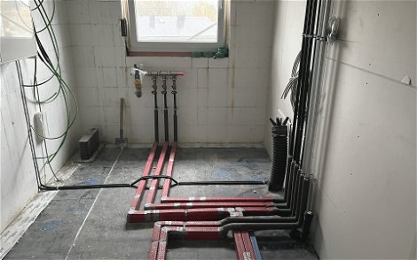 Leitungen und Rohre für die Rohinstallationen der Gewerke Heizung-, Sanitär- und Elektroarbeiten werden verlegt.