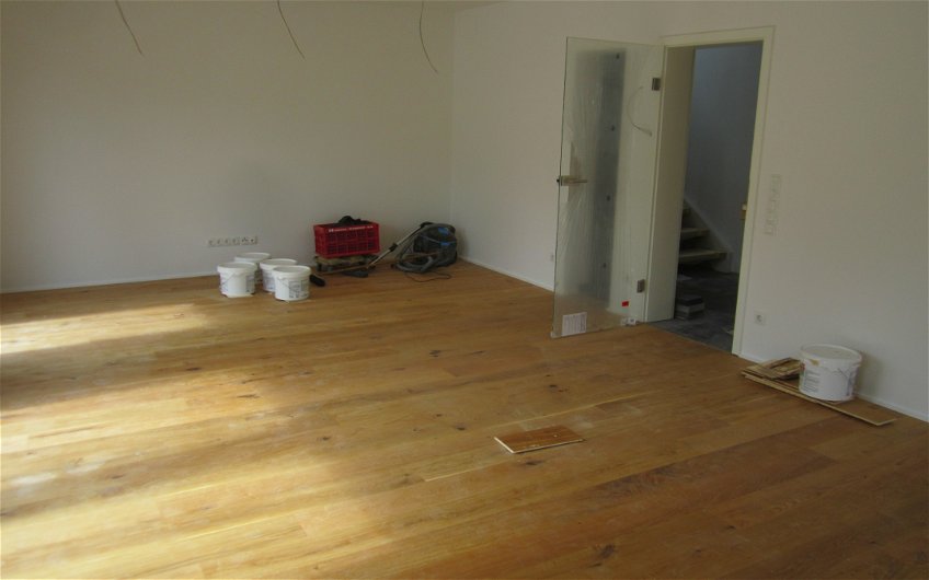 Der Bodenbelag im Wohnzimmer ist fertig.