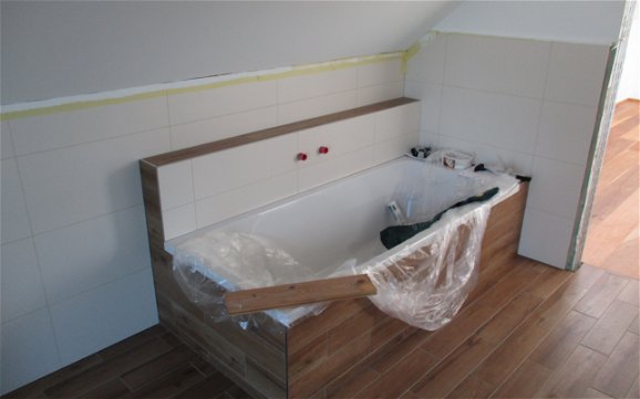 Die Fliesen- und Malerarbeiten im Bad sind abgeschlossen.