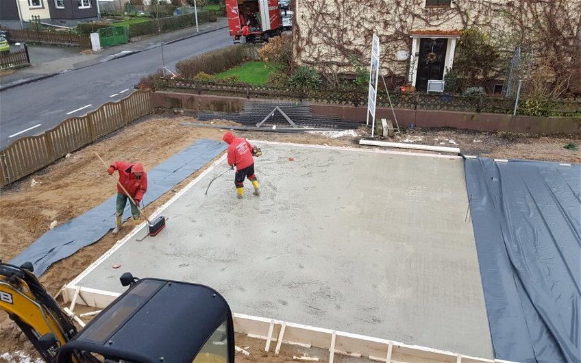 Die Bodenplatte wird mit Beton ausgegossen.