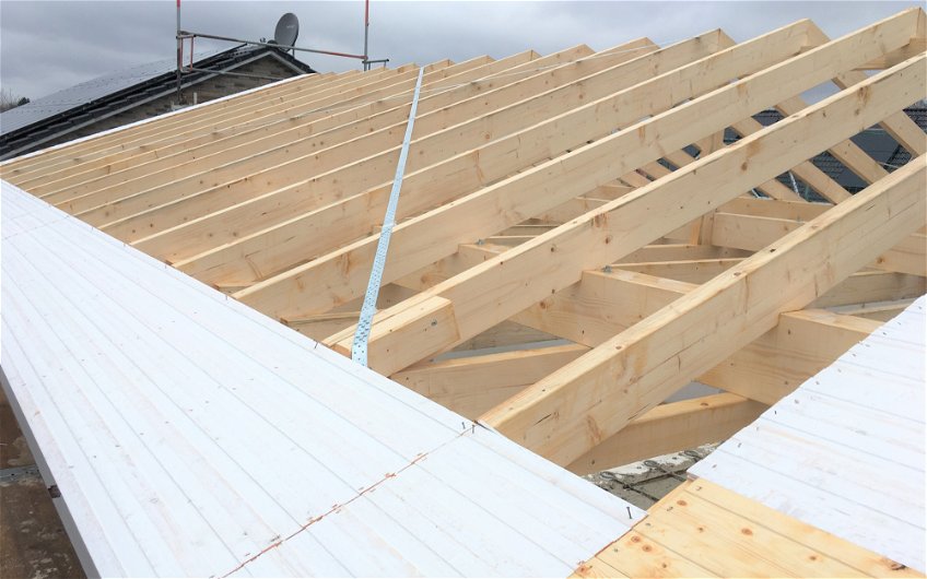 Die Dachschalung ist ein traditionelles Element des Daches und wird für die Dacheindeckung benötigt.