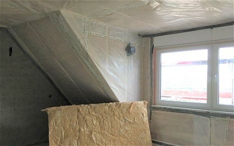 Die Arbeiten im Dachgeschoss schreiten voran. Auf Grund der einfachen und leichten Verarbeitung von Zwischensparrendämmung kann Heizenergie gespart werden. 