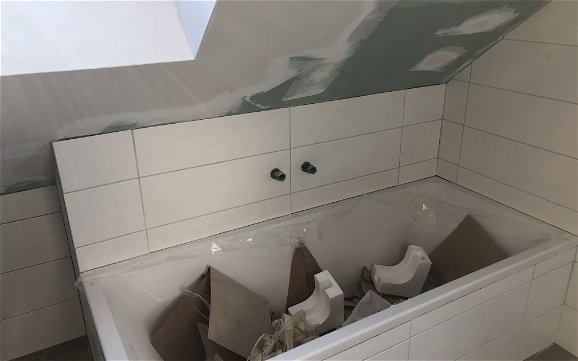 Die Badewanne wurde eingebaut und verfliest.