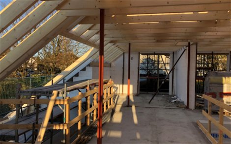 Die Verglasung des Erkers setzt sich bis in das Dach fort. Hierfür wurde im Dachstuhl eine entsprechende Aussparung berücksichtigt.
