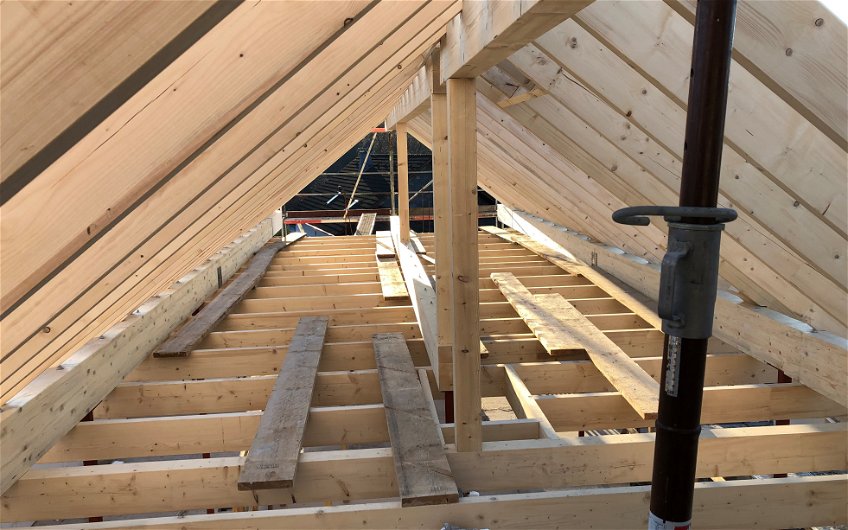 Die Holzkonstruktion des Satteldaches.